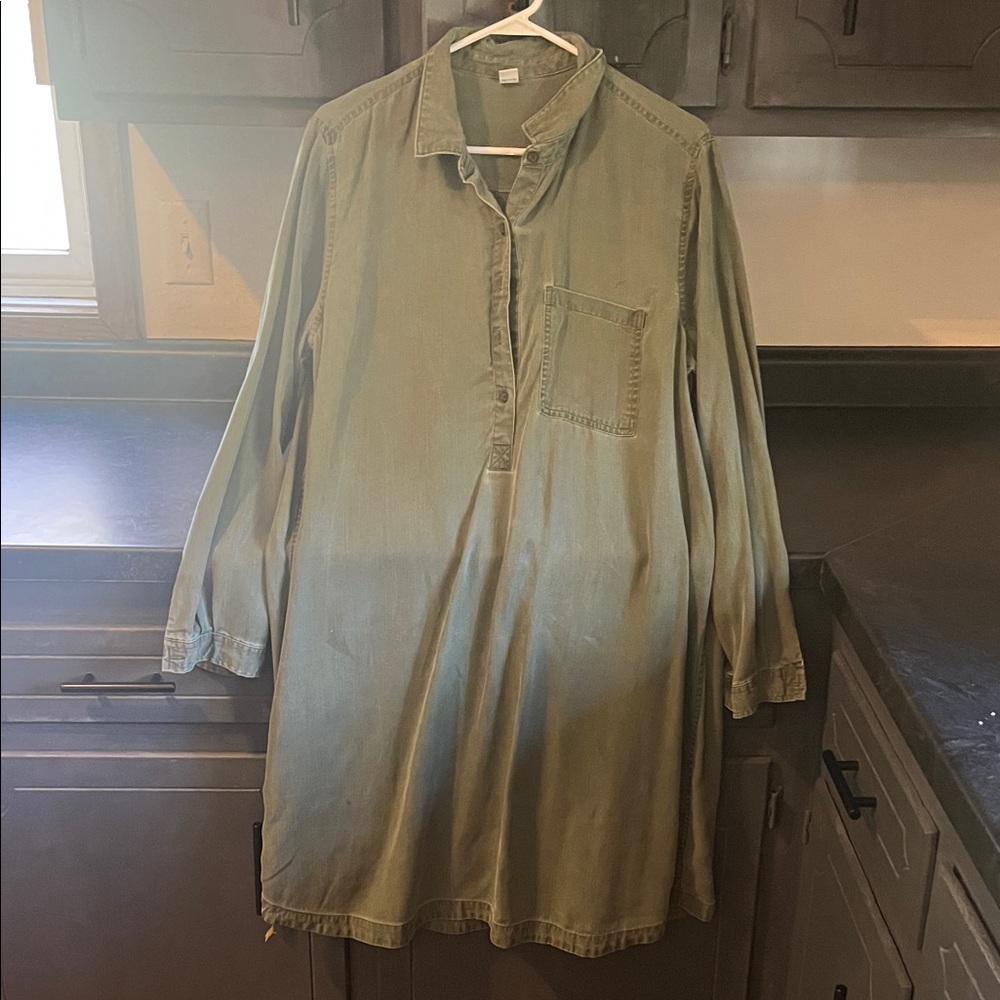 Old Navy Olive Men's Button Down Shirt